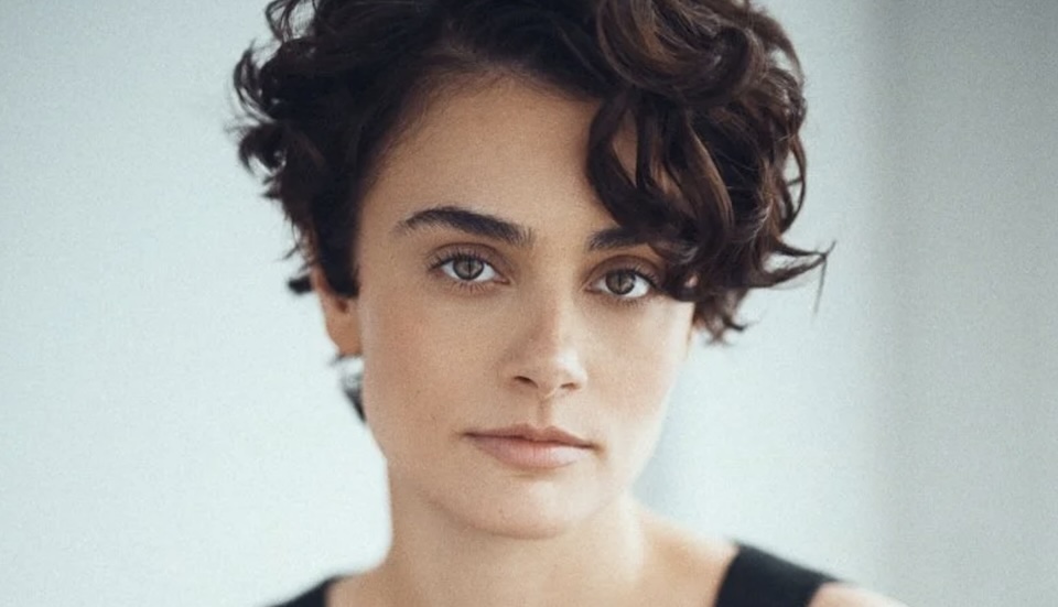 Brooke Brazer of ‘Roomies’ Fame Balances a Creative Career with Endometriosis Advocacy Image