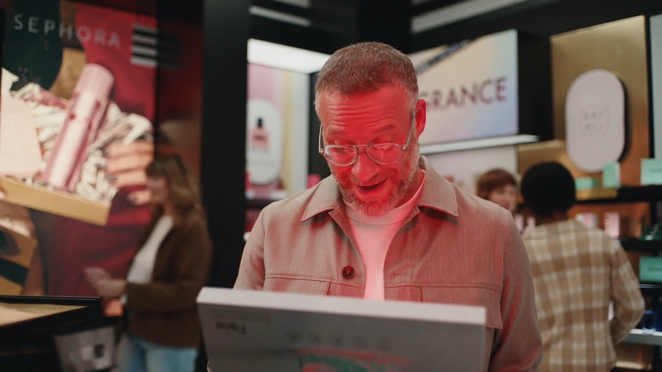 Seth Rogen Visits Sephora for Holidays Gifts. And he Seems a Bit Confused